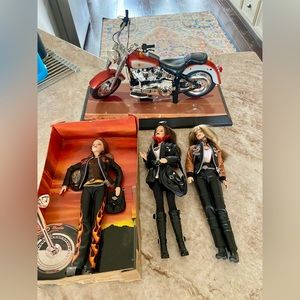 🔴 HARLEY DAVIDSON BARBIES AND MOTORCYCLE- BRAND NEW DISPLAYED BUT NEVER USED 🔴